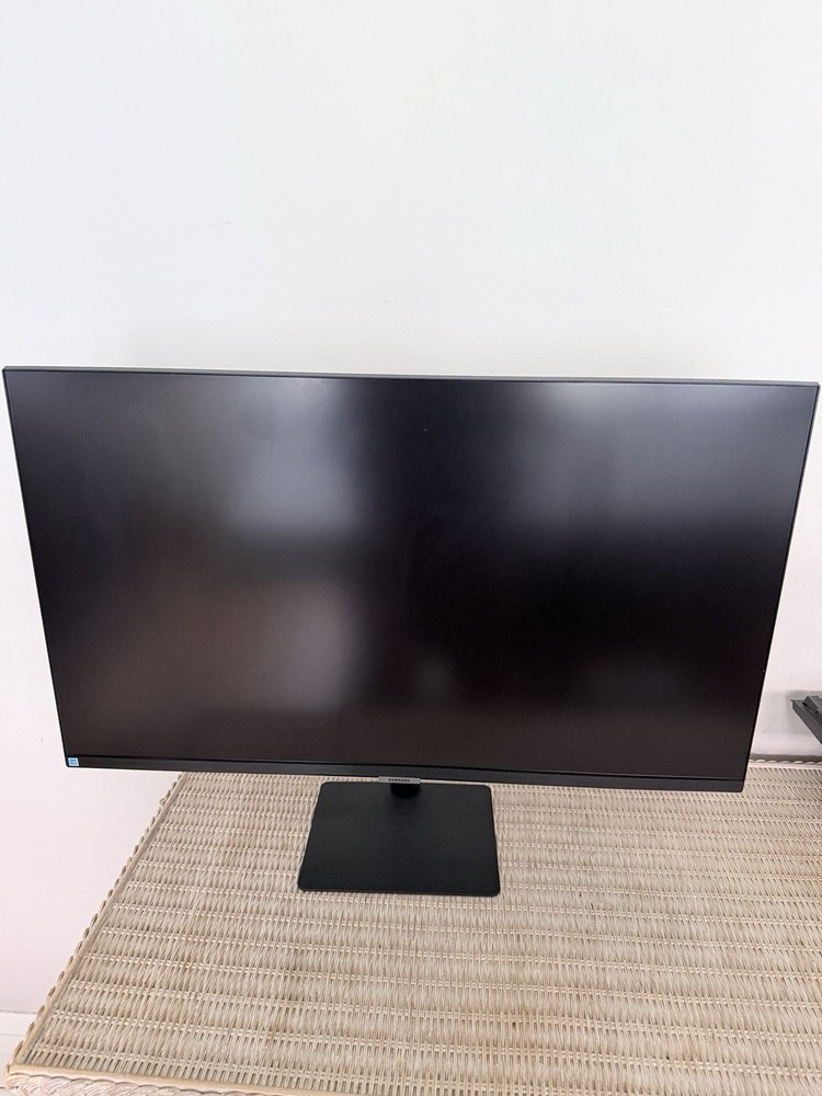SAMSUNG 32” S70A Series 4K UHD