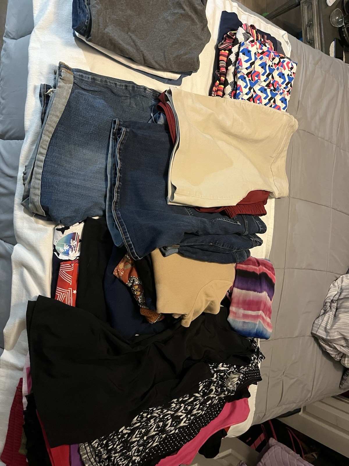 Bundle Of 54 Pieces Of Woman’s 2x-4x Tanks, Tees And Shorts And Capris