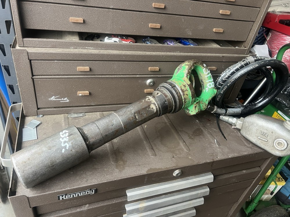 APT 133 PNEUMATIC DEMOLITION BREAKER