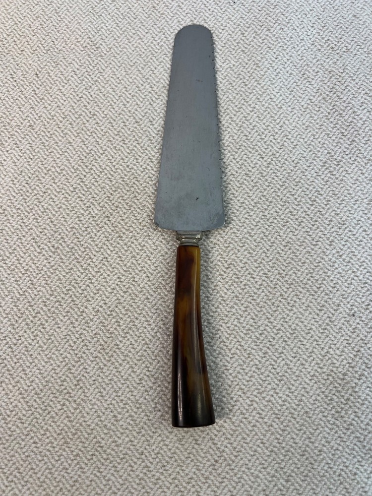 VINTAGE FRONTIER FORGE CAKE CUTTER SERVER W BUTTERSCOTCH BAKELITE HANDLE