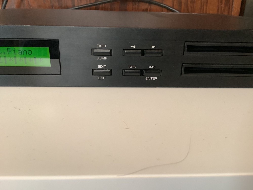 Roland U-110 PCM Sound Module Rackmount & Synthesizer