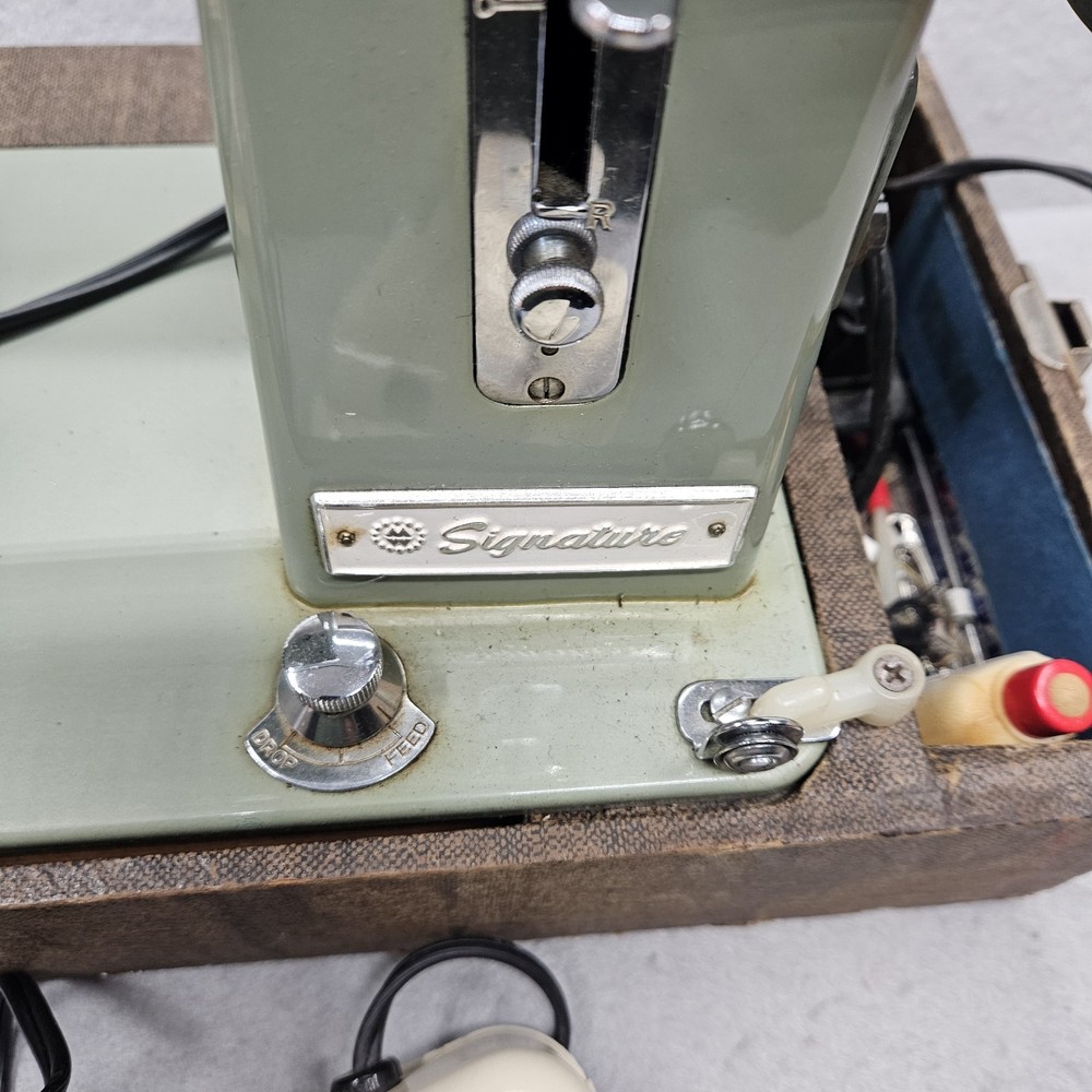 VINTAGE Montgomery Ward Model 266 Sewing Machine W/Case & Accessories TESTED