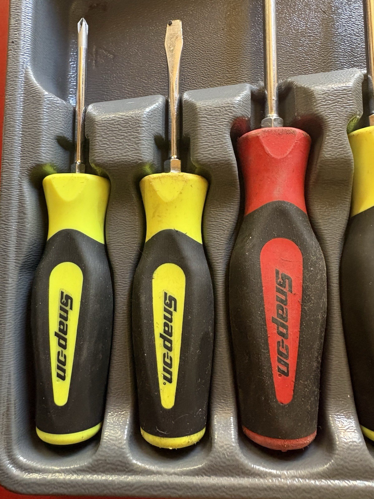 SNAP ON 9Pc HI-VIZ Mixed Soft Grip Screwdriver Striking Prybar Set