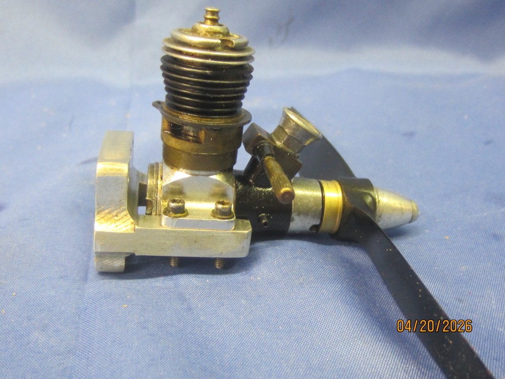 COX TD .051 2 STROKE GLOW ENGINE, WITH A MOUNT AND THROTTLE, USED