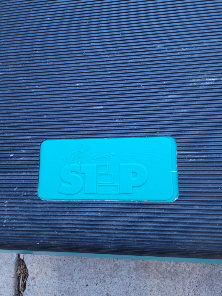 VINTAGE THE STEP EXERCISE BENCH WITH RISERS & 2 CHER EXERCISE VHS TAPES PREOWNED