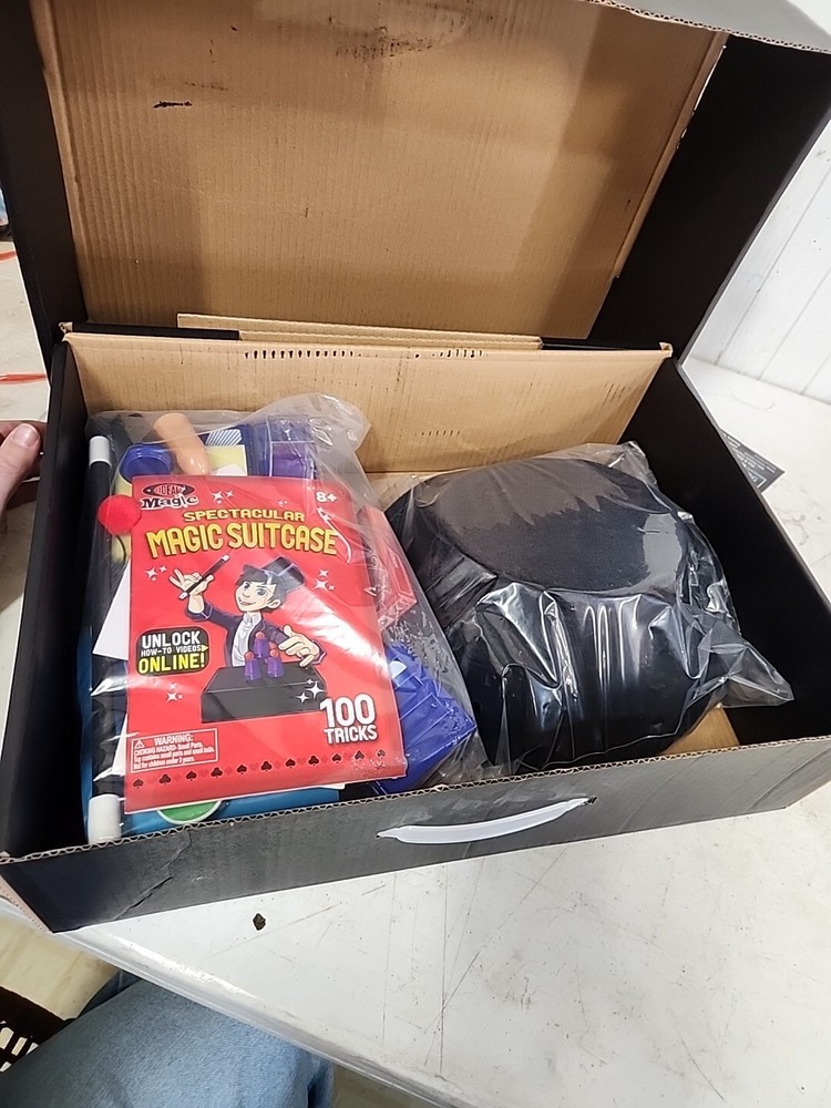 Ideal Magic Spectacular Magic Suitcase 100 Tricks with Props New OPEN BOX