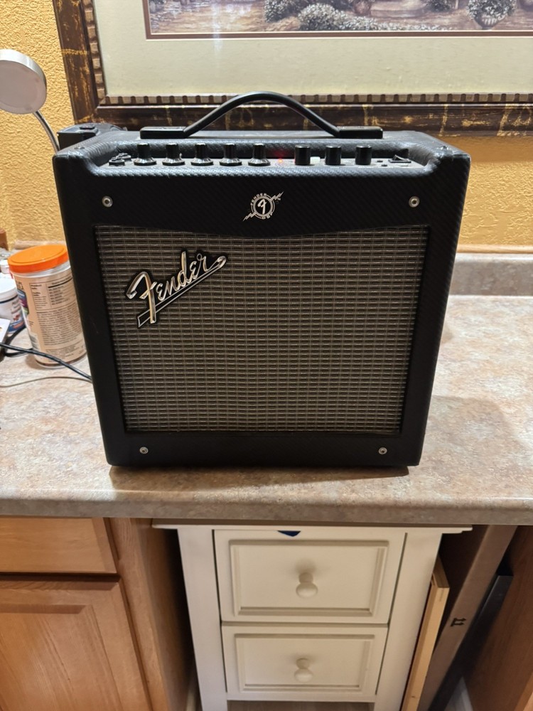 FENDER MUSTANG 1 AMPLIFIER