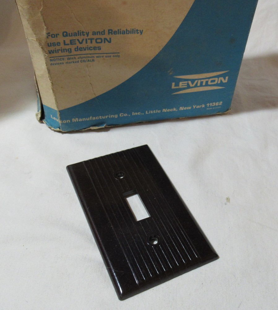 VINTAGE LEVITON BROWN ART DECO RIBBED BAKELITE SINGLE TOGGLE SWITCHPLATE