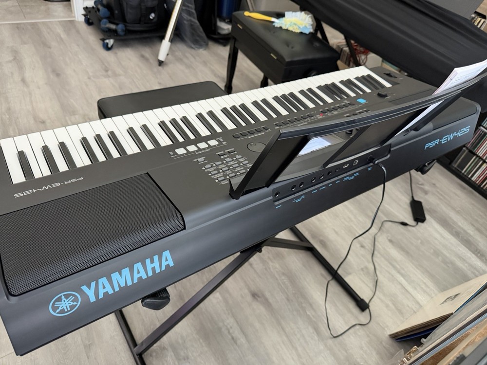 Yamaha PSR-EW425 76-note Touch Sensitive Keys Digital DJ Keyboard Bundle - Mint!