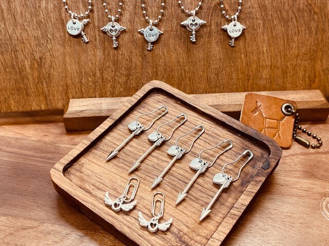 Silver bulb safety pins (100)