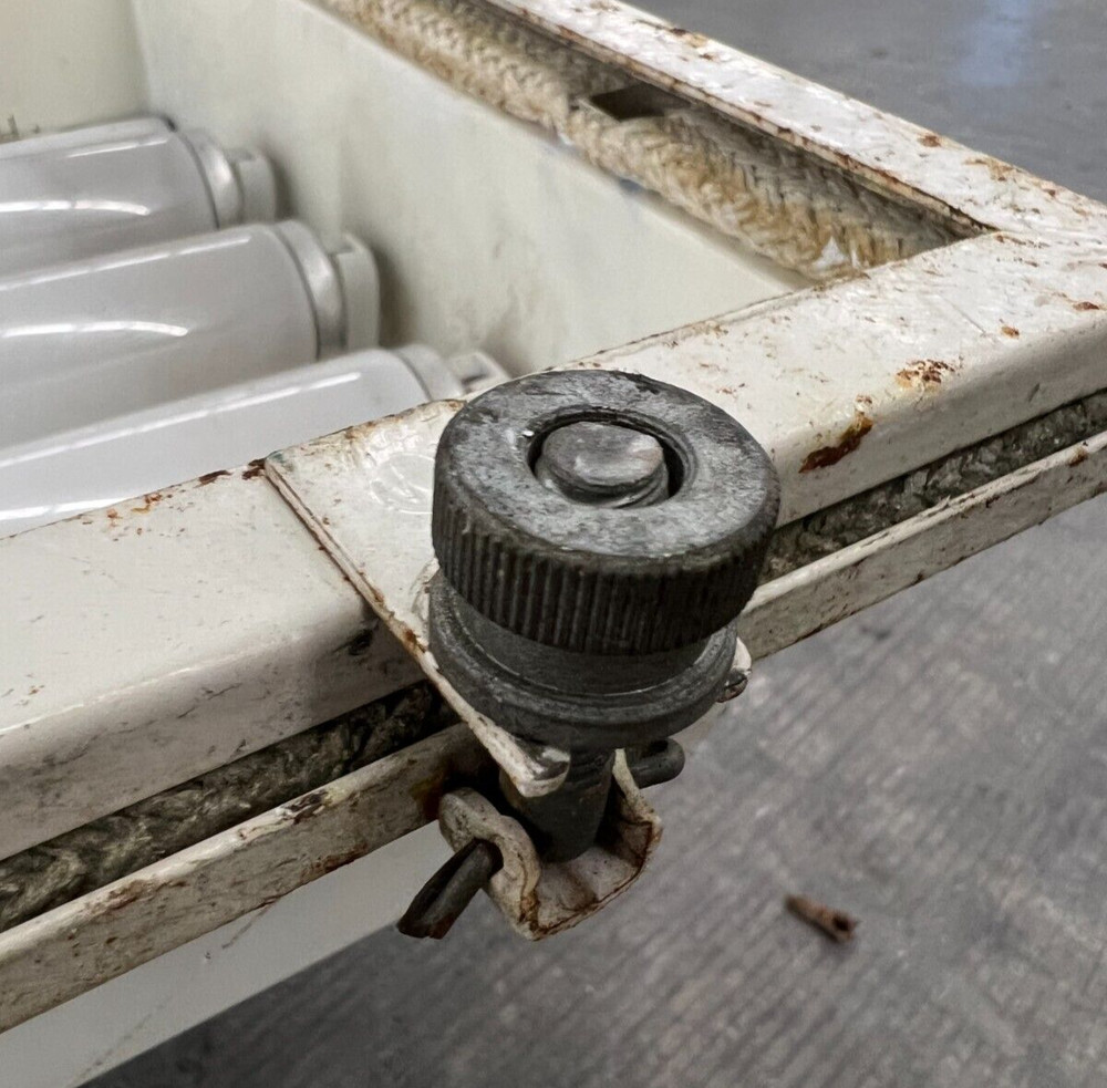 LIGHT FIXTURE (COSMETIC DAMAGED/NO GLASS)