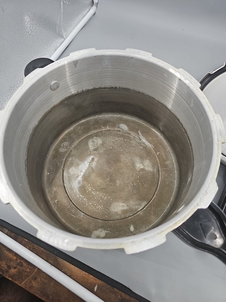 Vintage Presto Model 01282 8-Quart Pressure Cooker