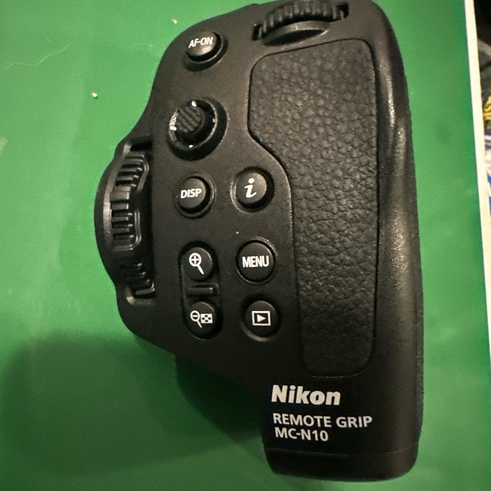 Nikon MC-N10 Remote Grip  - MINT!!!