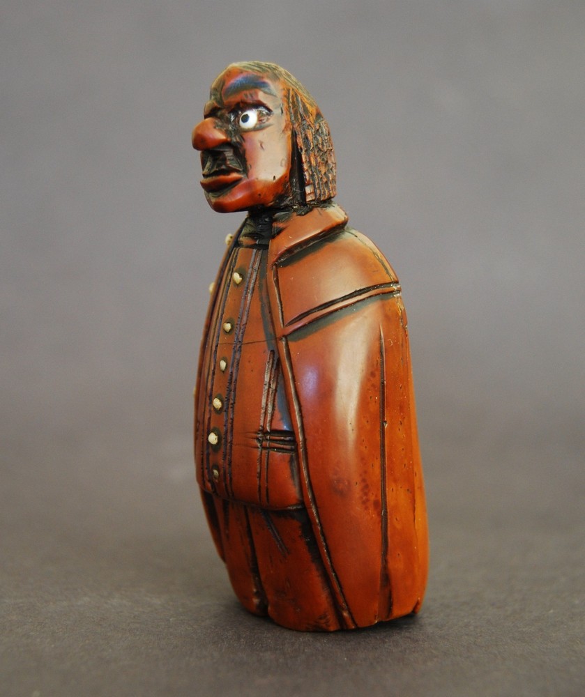 ANTIQUE COQUILLA SNUFF BOX