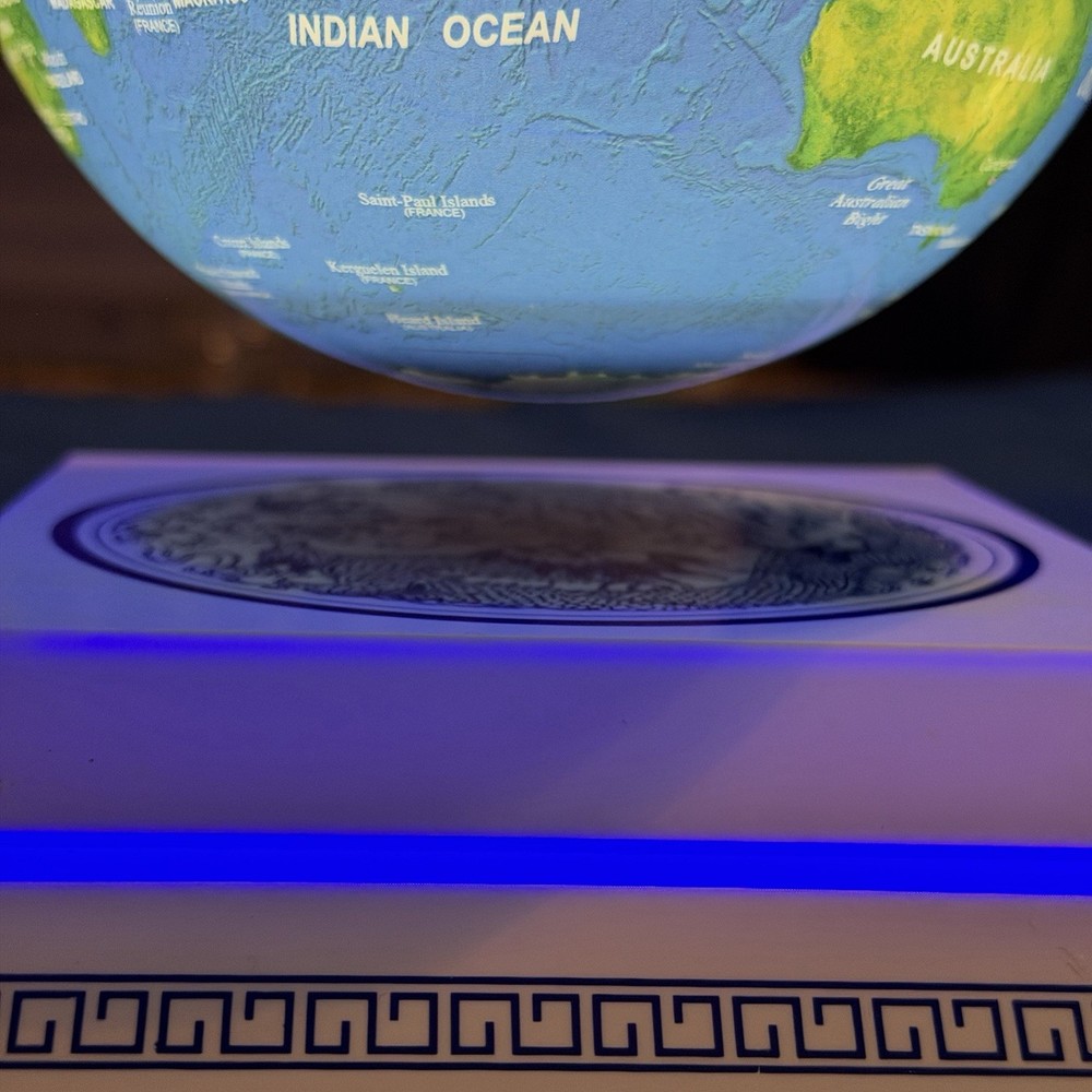 Magnetic Levitation Rotating Globe With Light