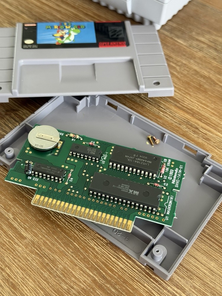 PRISTINE SNS-001 Console w/ Super Mario World & Manual + Controller & Cords