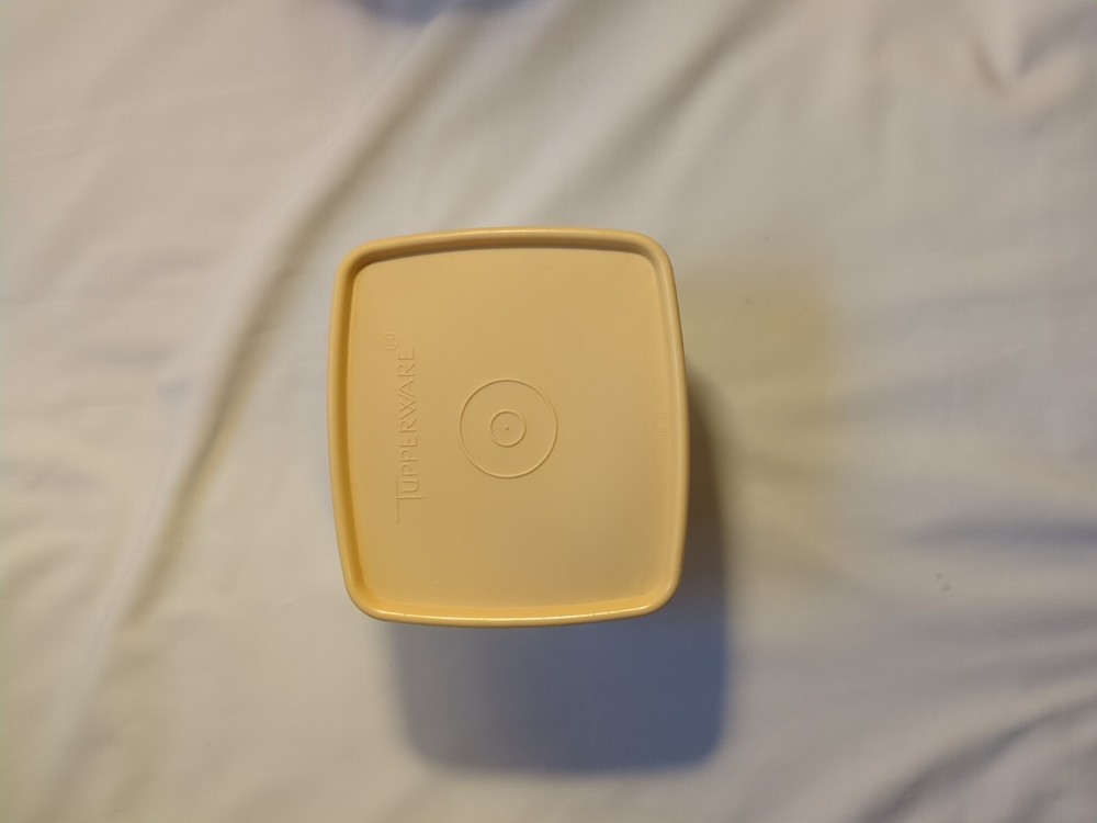 Tupperware Square Round Keeper 30 oz. Container with brown lid