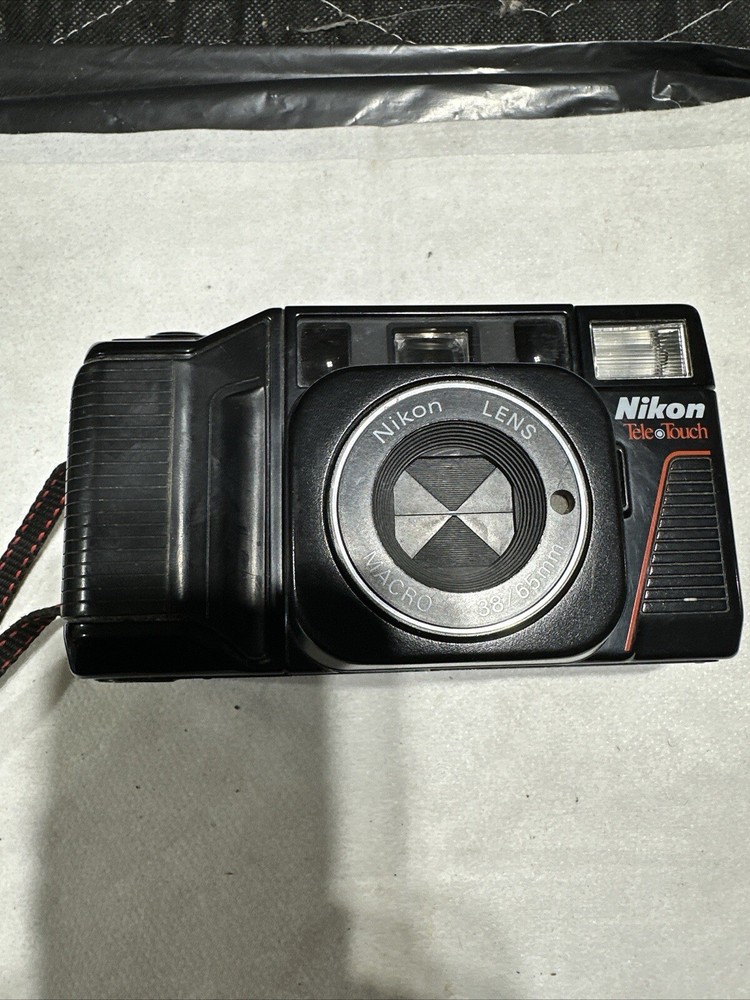 Several Vintage Cameras And Flash Bulbs, Read Full Description