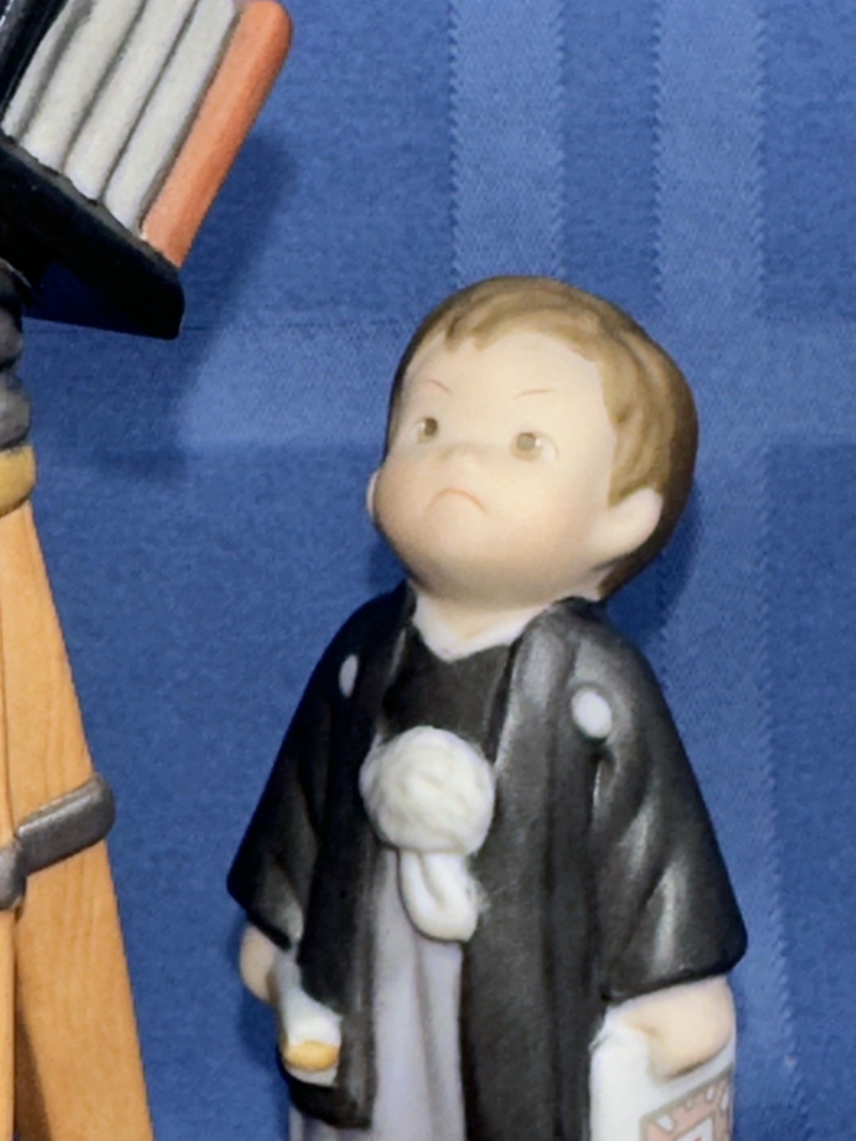 Precious Memory Porcelain JOYOUS 7-5-3 Ceremony Figurine "Unfamiliar Camera"