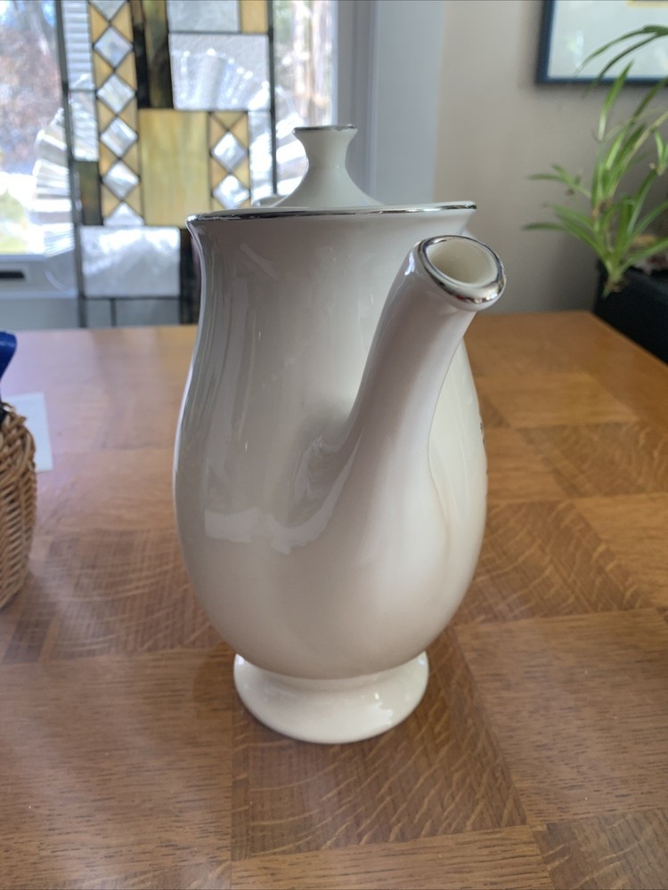Taylor Smith Taylor - VERSATILE - BACHELOR BUTTON - TEAPOT with LID