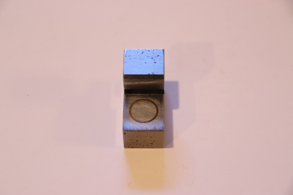 Magnetic Chair Type Edge Finder.