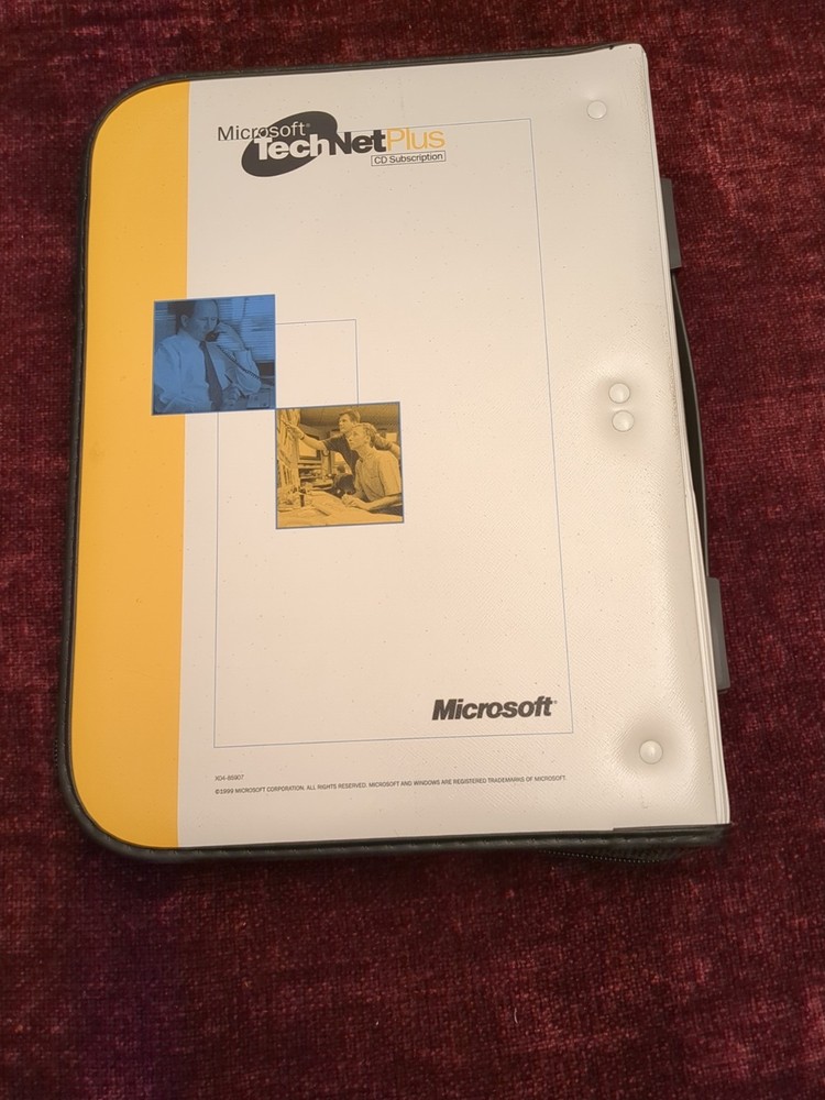 Microsoft Technet Plus DVD/CD BINDER w/Sleeves NO DISCS, NO SOFTWARE