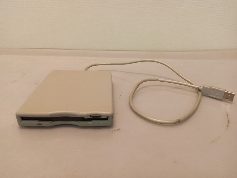 SmartDisk Titanium USB to 1.44MB 3.5" Floppy Disk Drive FDUSB-TM2 D353FUE