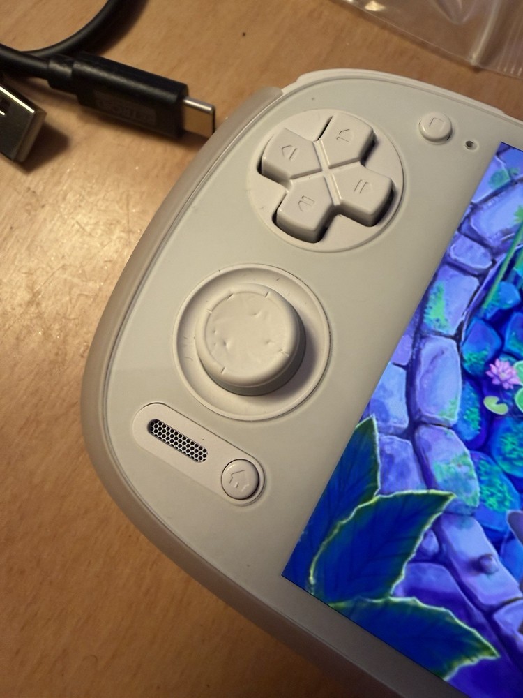 Retroid Pocket 5 White With Grip And Case