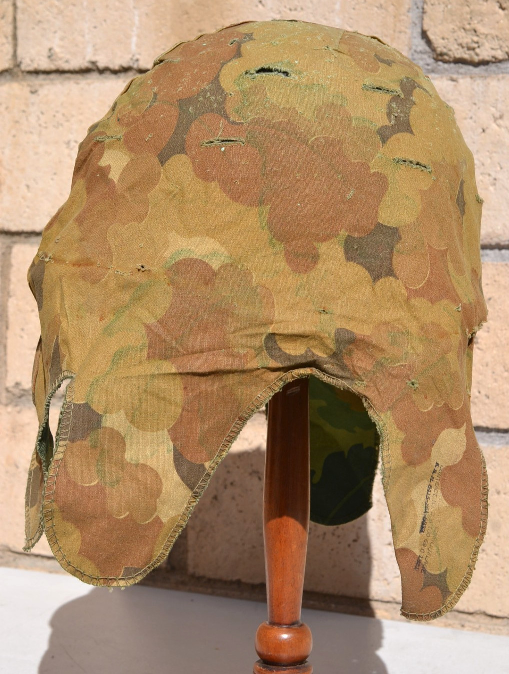 EARLY US ARMY M1 HELMET VIETNAM WAR VINTAGE CAMOUFLAGE COVER & PEACE PIN BUTTON