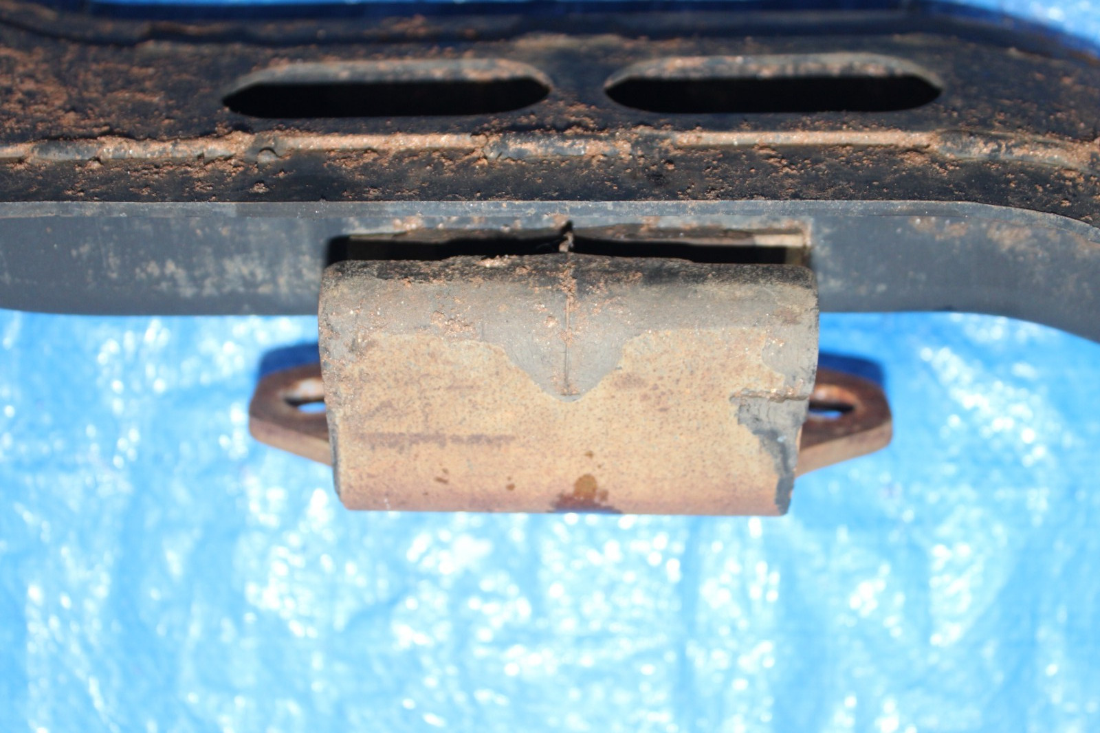 98-04 Nissan FRONTIER 5 Speed Transmission CROSS Member Support Bar w/ Mount