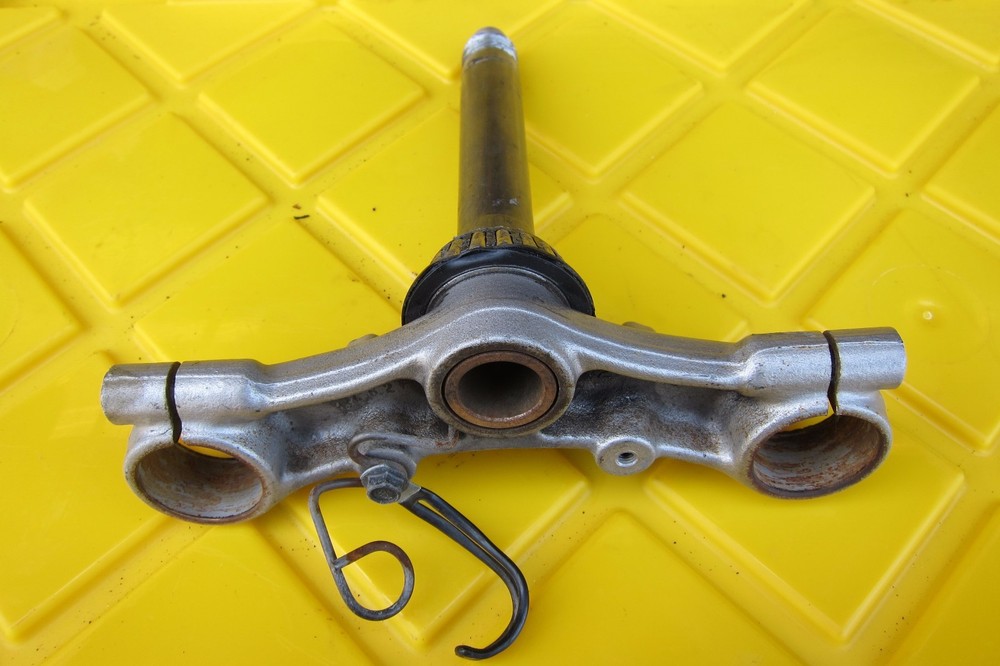 1997 SUZUKI GS500 E GS BOTTOM TRIPLE TREE