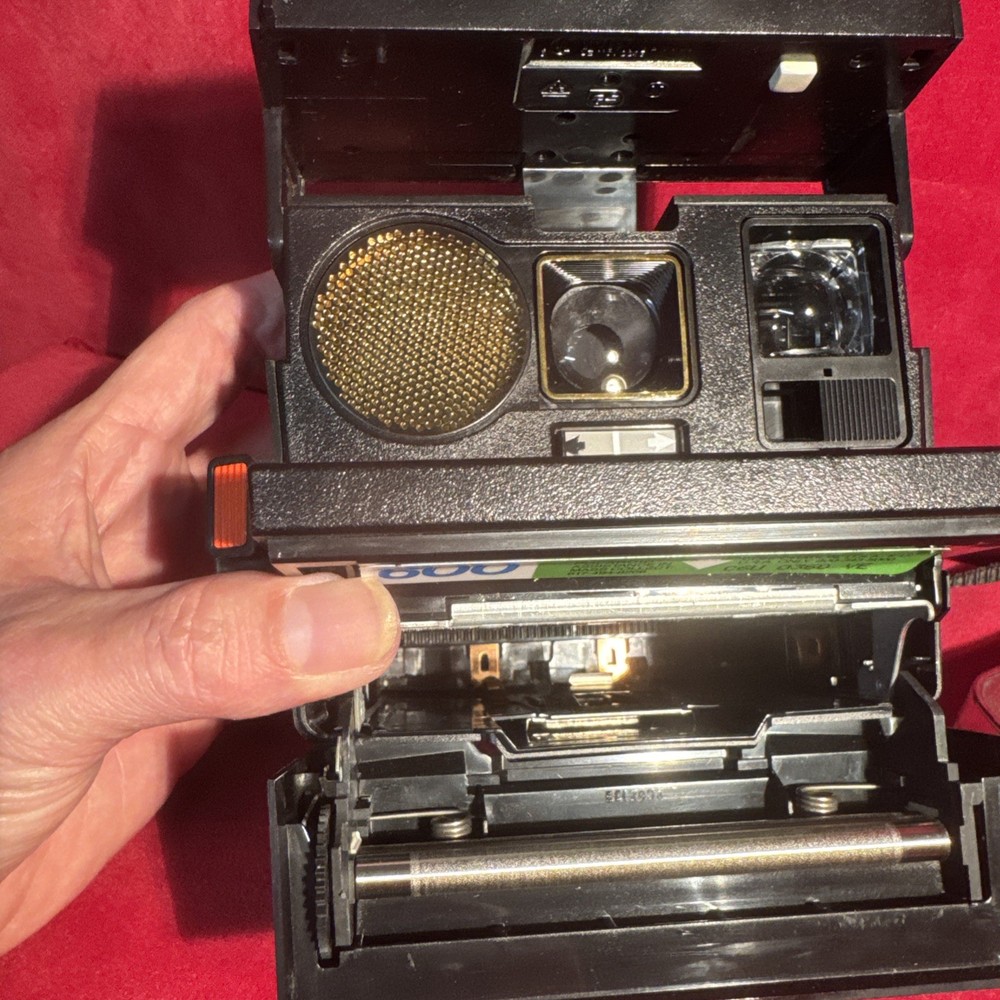 Polaroid SUN 660 Autofocus Instant Camera (L)