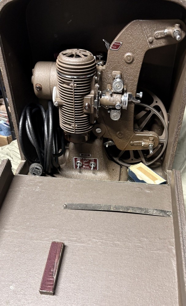 Vintage master 400 Model G 8mm projector w/ Case Light Works