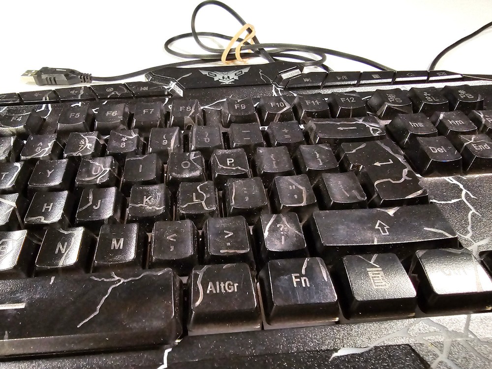 gaming keyboard with red lightning glow READ DESCRIPTION | Used