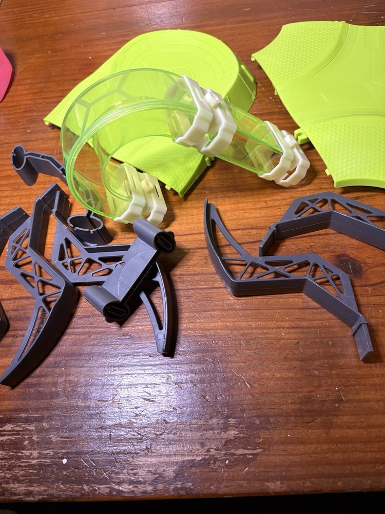 Hexbug Lot 4 Bots And Various Accessories See Pictures