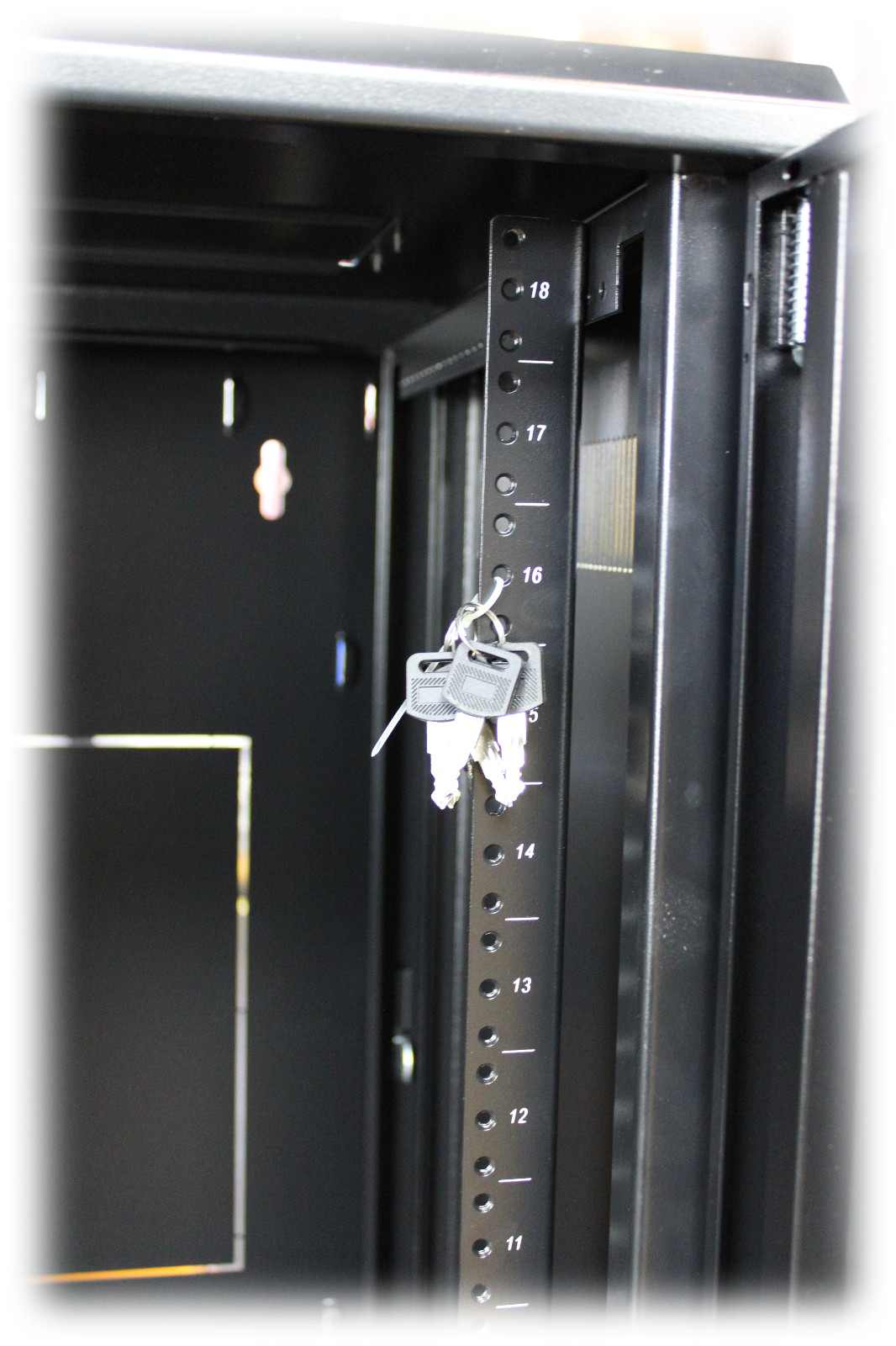 High Density 18U Swing Out Wall Mount Network Cabinet VW4-6181