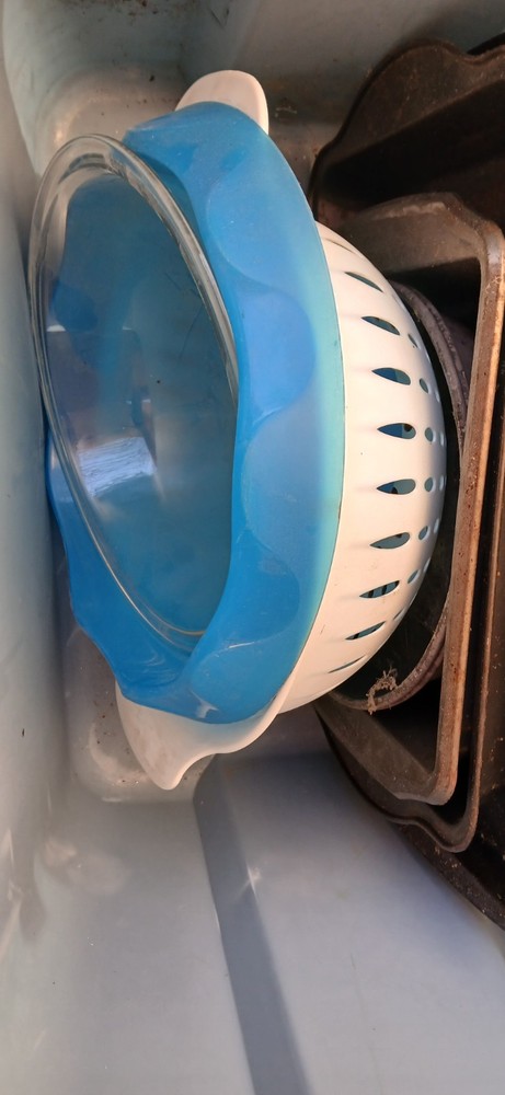 Kitchen Pans Strainer And 2 Bowls