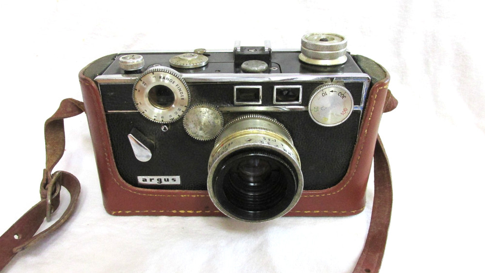 VINTAGE 1950s ARGUS C3 CAMERA w/ HALF CASE WORKS!!