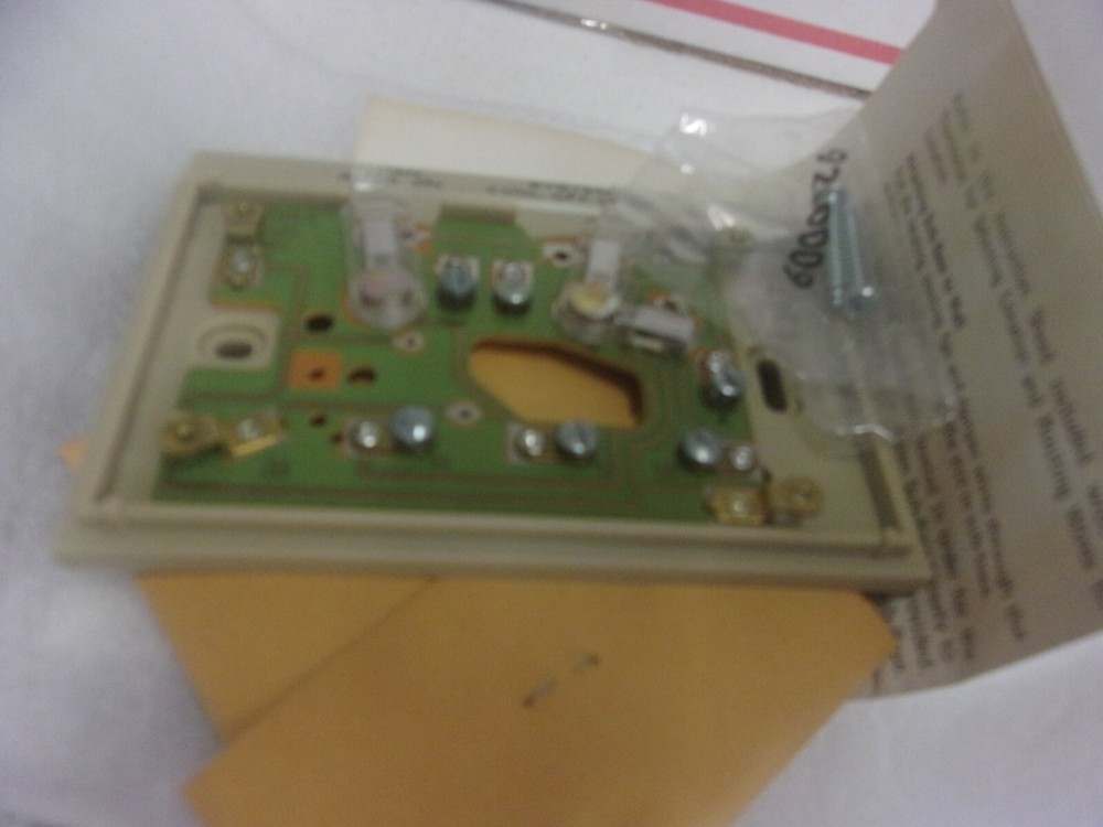 Dayton 2E467 Heating Cooling Sub-Base For Model 2E137 Thermostat