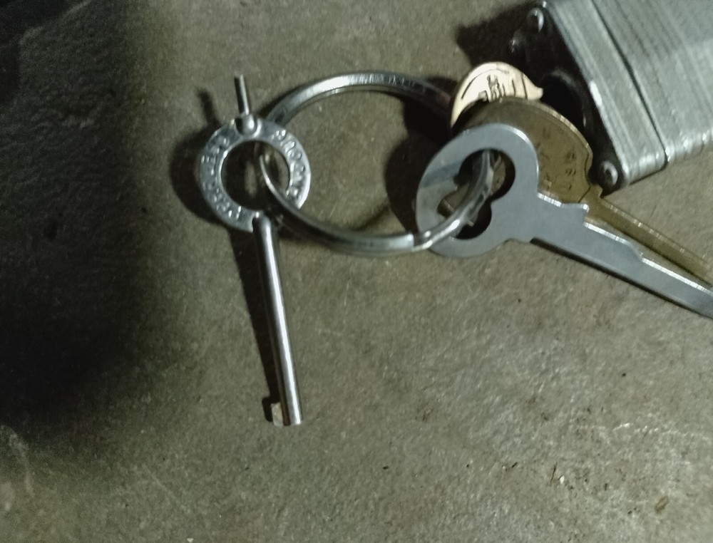 oversized peerless transport handcuffs model 705