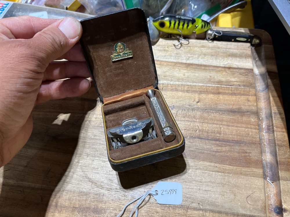 Anitque Ever Ready safety razor (25999)