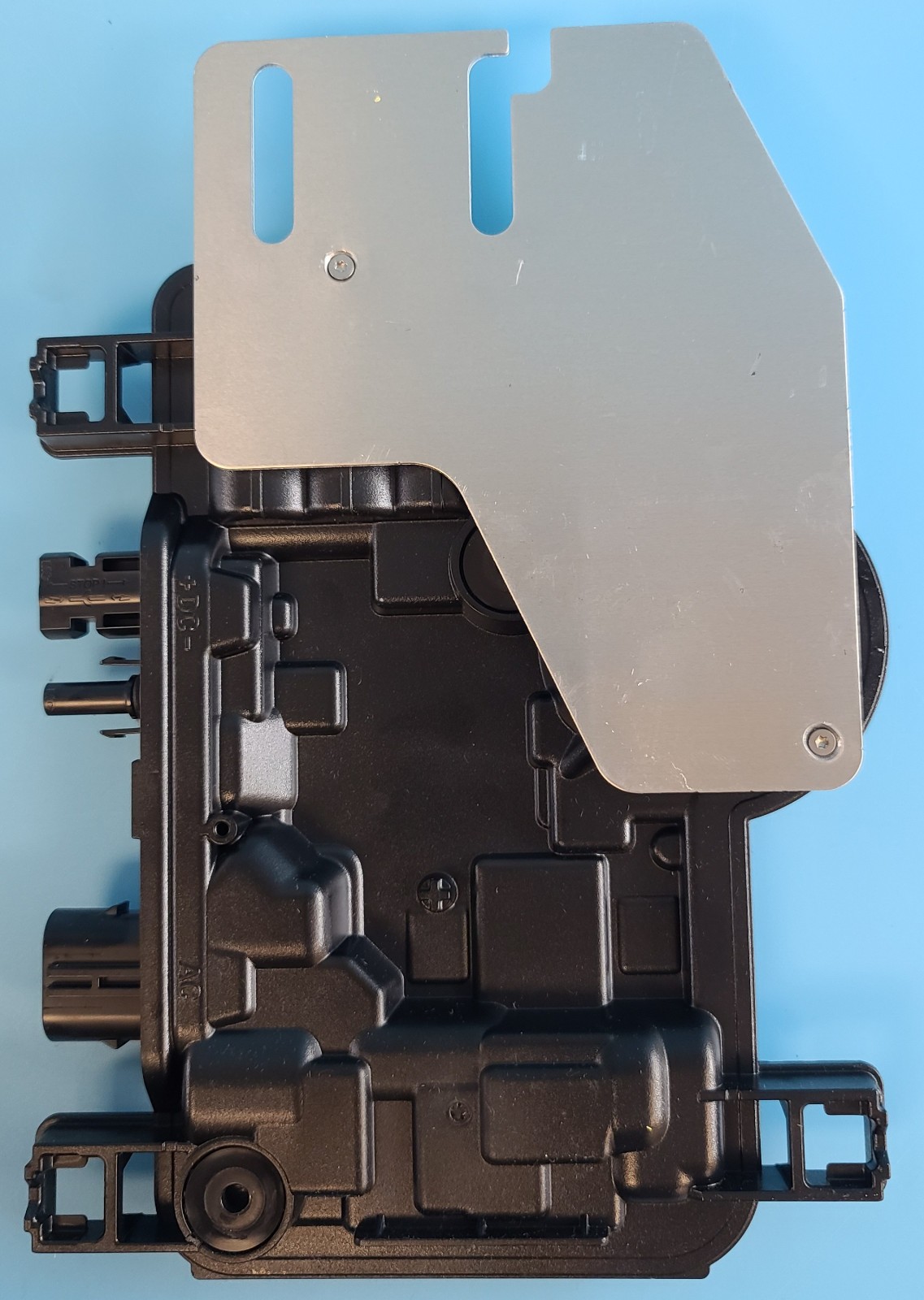 Enphase IQ8+ Microinverter (IQ8PLUS-72-M-US) MC4 Wire Connector w/mntg bracket