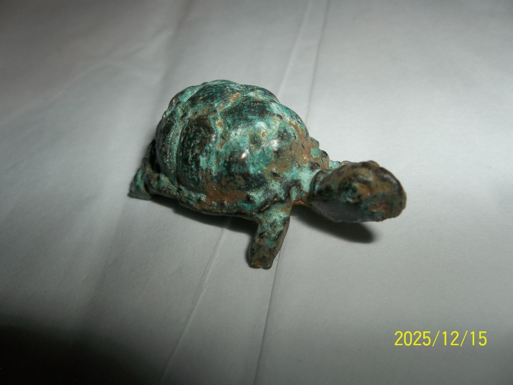 tiny brass turtle 1 1/2" long 1/2"wide