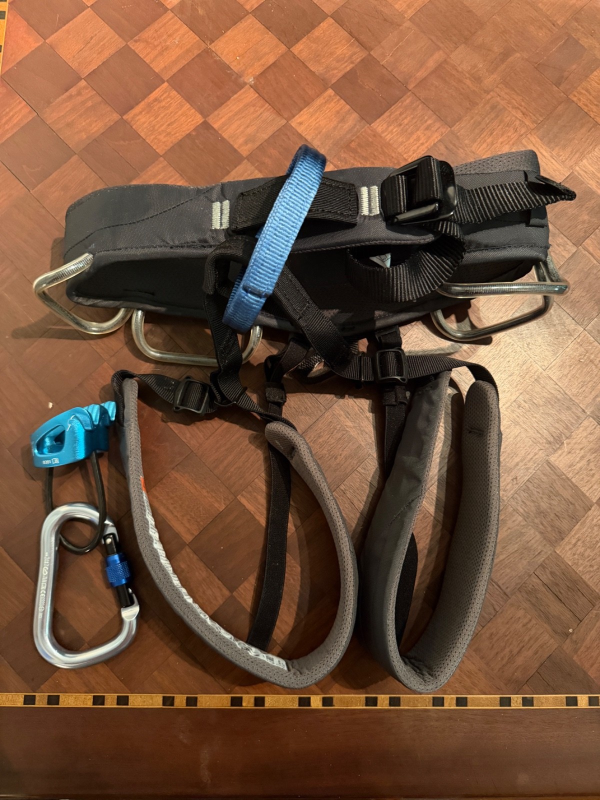 Black Diamond Momentum Men’s Rock Climbing Harness with ATC– Slate – Size M