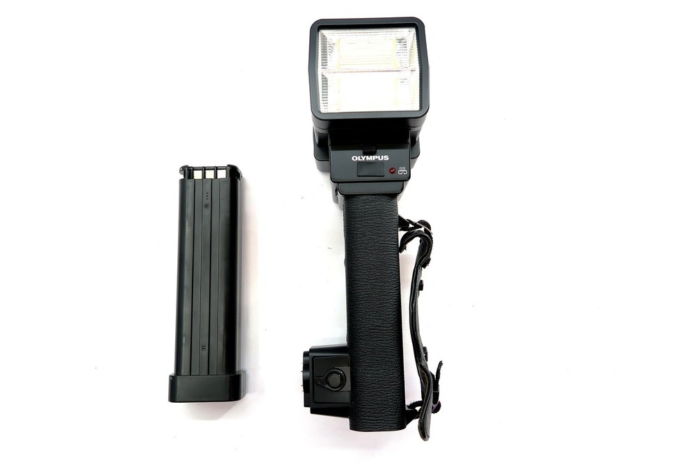 OLYMPUS T45 Electronic Flash With Bracket Grip Handle ~ Untested NO CHARGER