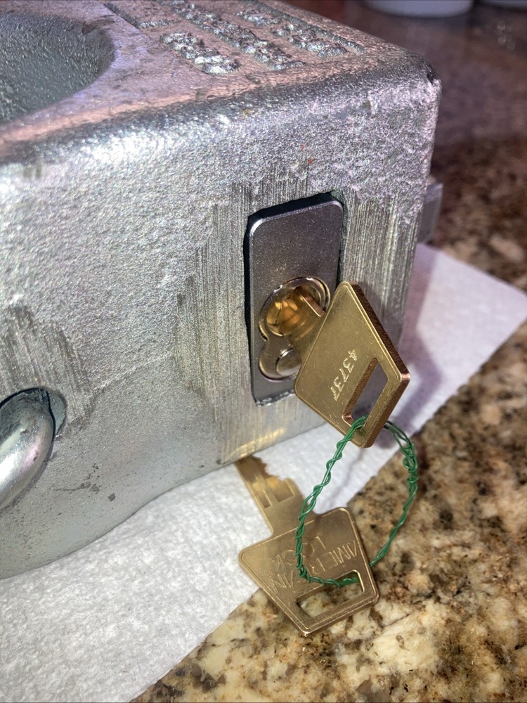 semi trailer king pin lock