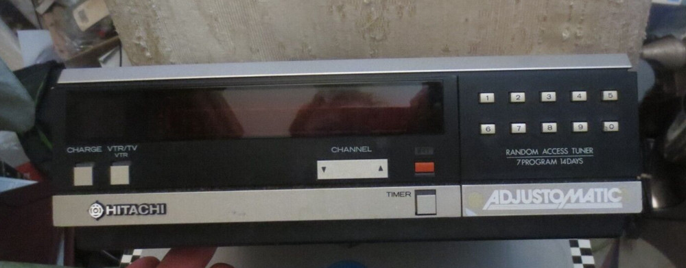 Vintage Hitachi Adjustomatic Random Access Tuner VT-TU8A powers on