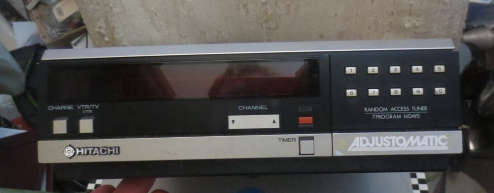Vintage Hitachi Adjustomatic Random Access Tuner VT-TU8A powers on