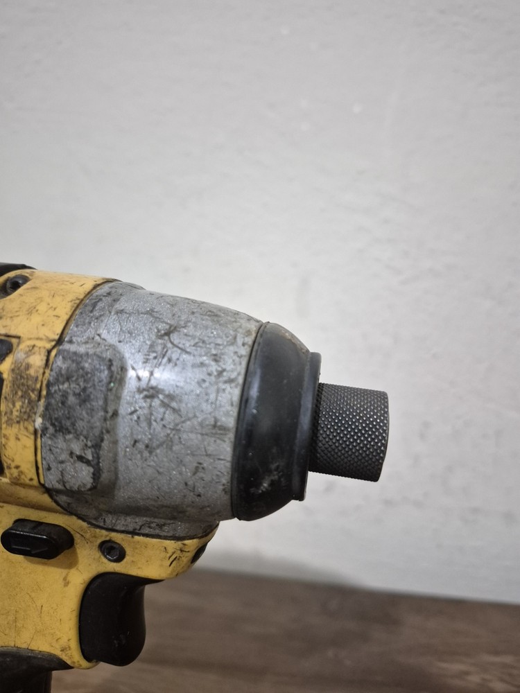 DEWALT DC825 1/4 inch Cordless Impact Driver Tool Only Working
