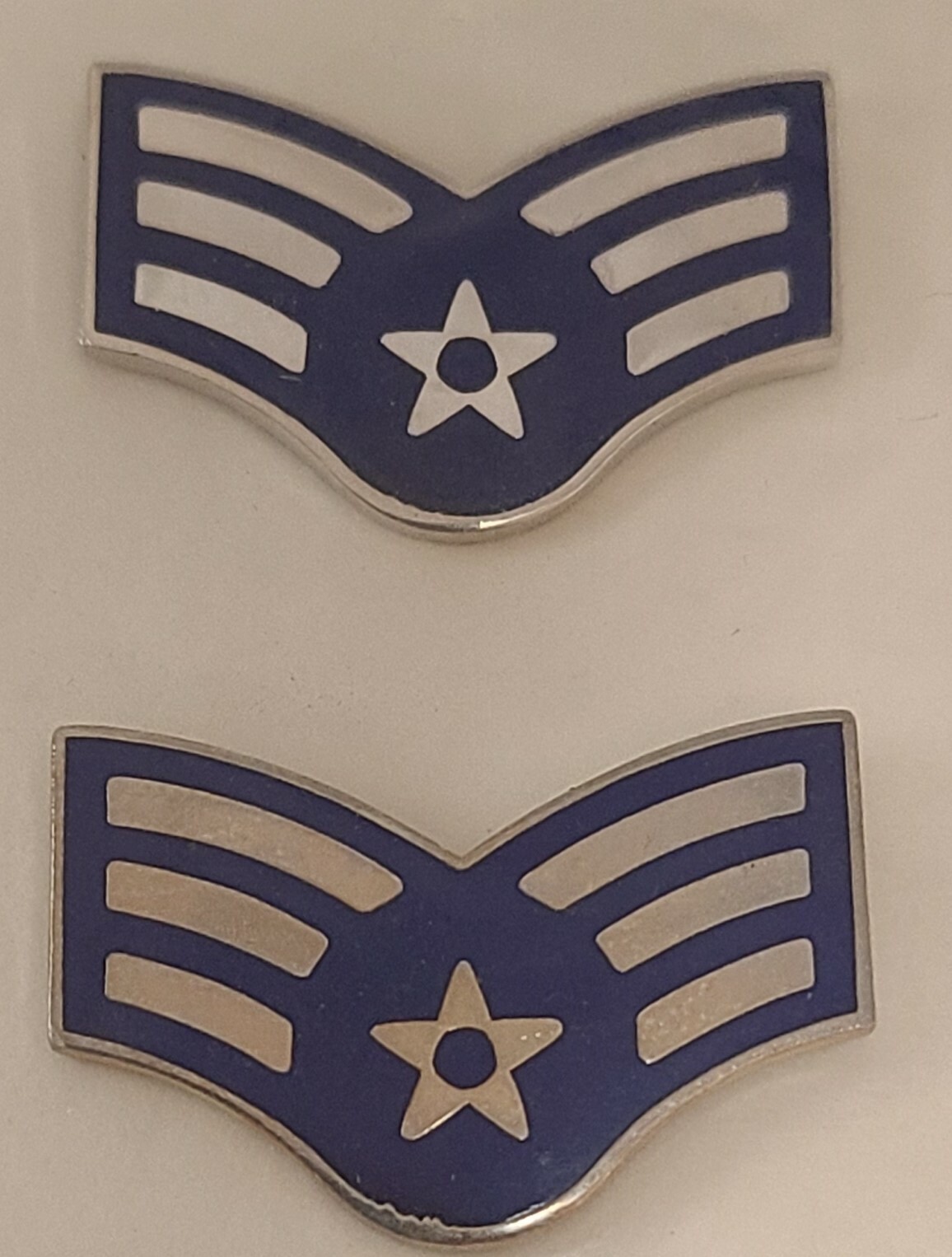 USAF SENIOR AIRMAN SRA METAL CHEVRON COLLAR RANK INSIGNIA BADGES - 1 PAIR